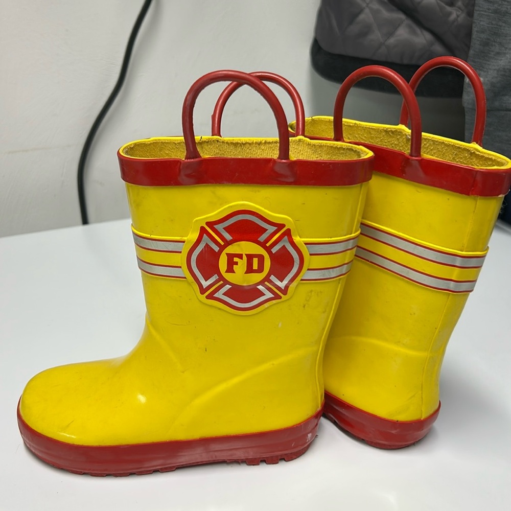 EUC fireman rain boots size 9/10 toddlers